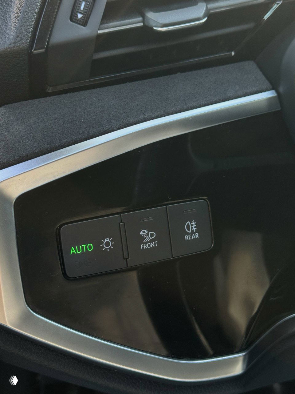 Кнопки управления светом и функциями автомобиля Audi Q3 на декоративной панели внутри салона, крупный план