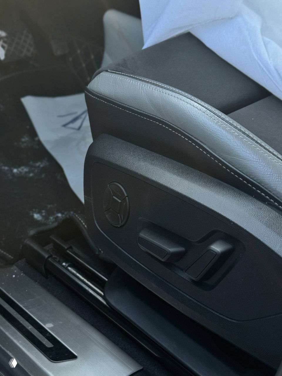 Регулировка сиденья и боковая часть водительского кресла Audi Q3, вид деталей механизма и отделки