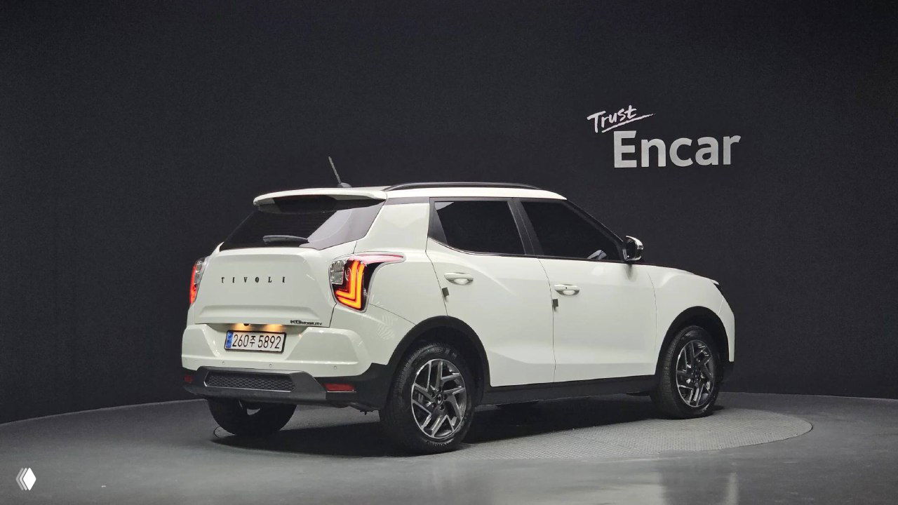 SsangYong Tivoli 2023 — вид сзади и в профиль на вращающейся платформе; заметны задние фонари, багажник и регистрационный номер Южной Кореи.