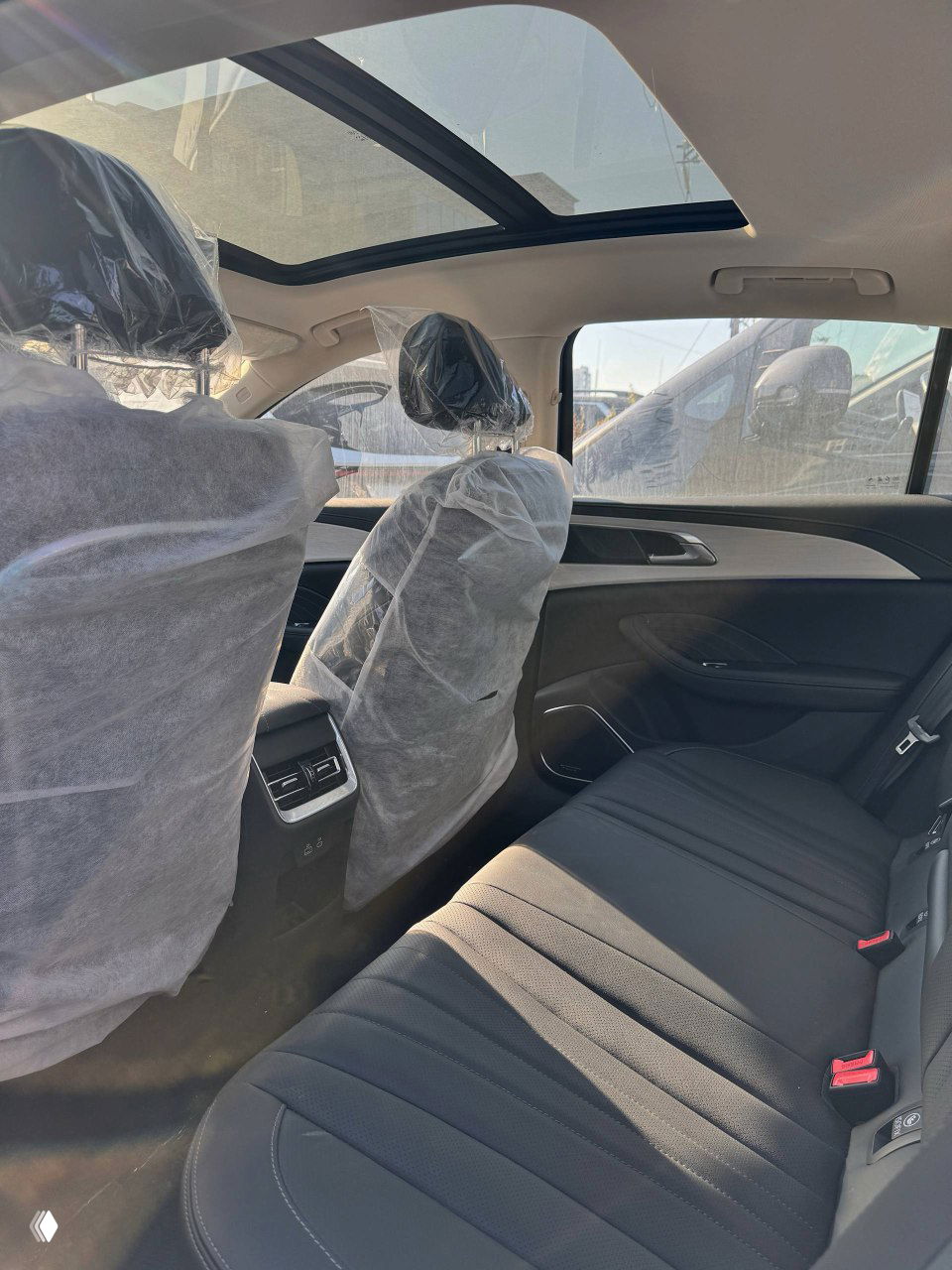 Вид на салон Hongqi H5 со второго ряда: задние сиденья, вентиляционные дефлекторы, USB-разъёмы и простор для пассажиров.