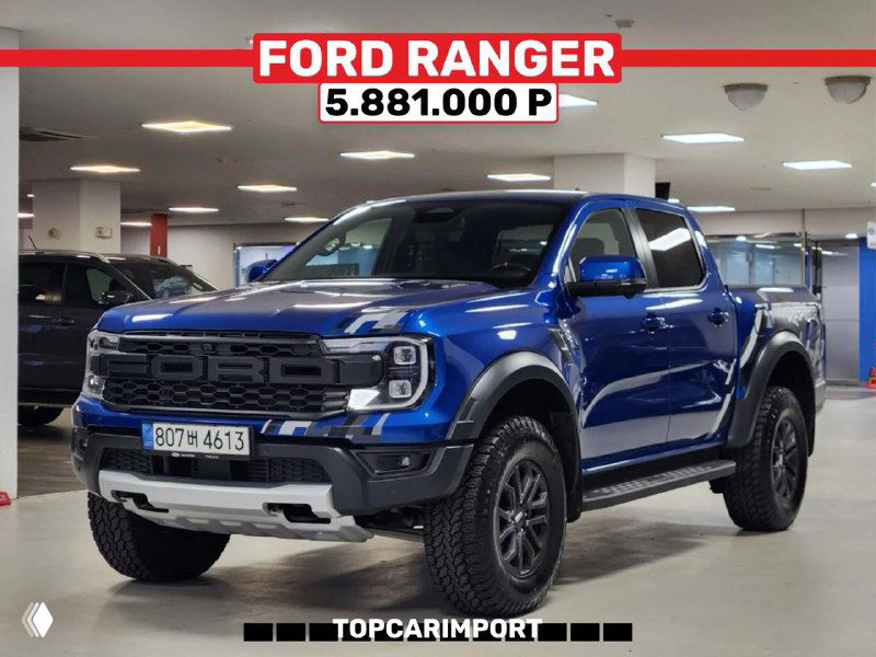 Синий Ford Ranger Raptor на стоянке дилера, крупный фронтальный вид; баннер с ценой 5.881.000 ₽ виден в верхней части кадра.