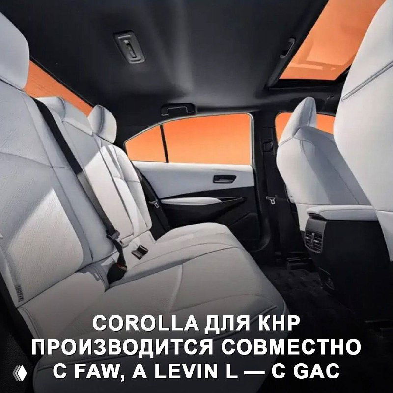 Вид салона на задние сиденья: увеличенное пространство для ног после расширения колесной базы, светлый обивочный материал.