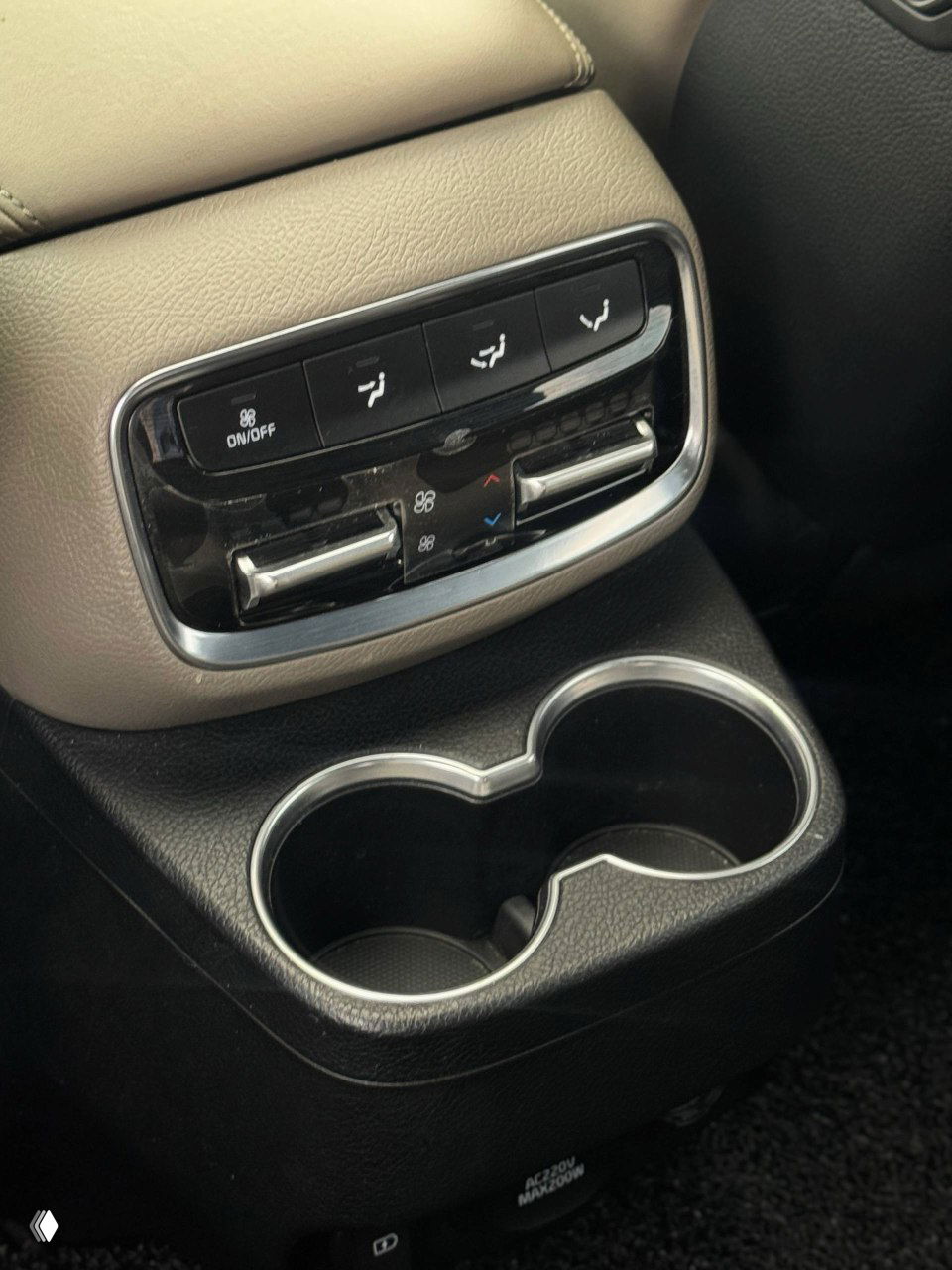 Блок управления климатом для задних пассажиров и подстаканники в KIA Mohave, детали вентиляционных отверстий и панели управления.