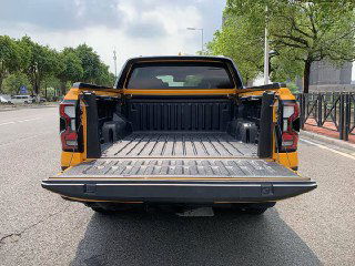 Открытый кузов пикапа Ford Ranger 2023 — вид на грузовую площадку, металлический отсек и бортик кузова, состояние поверхности видно на фото.