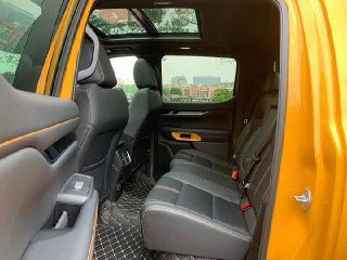 Задний ряд сидений Ford Ranger — три посадочных места в чёрной обивке, видно пространство для пассажиров и окна снаружи, фото для объявления.