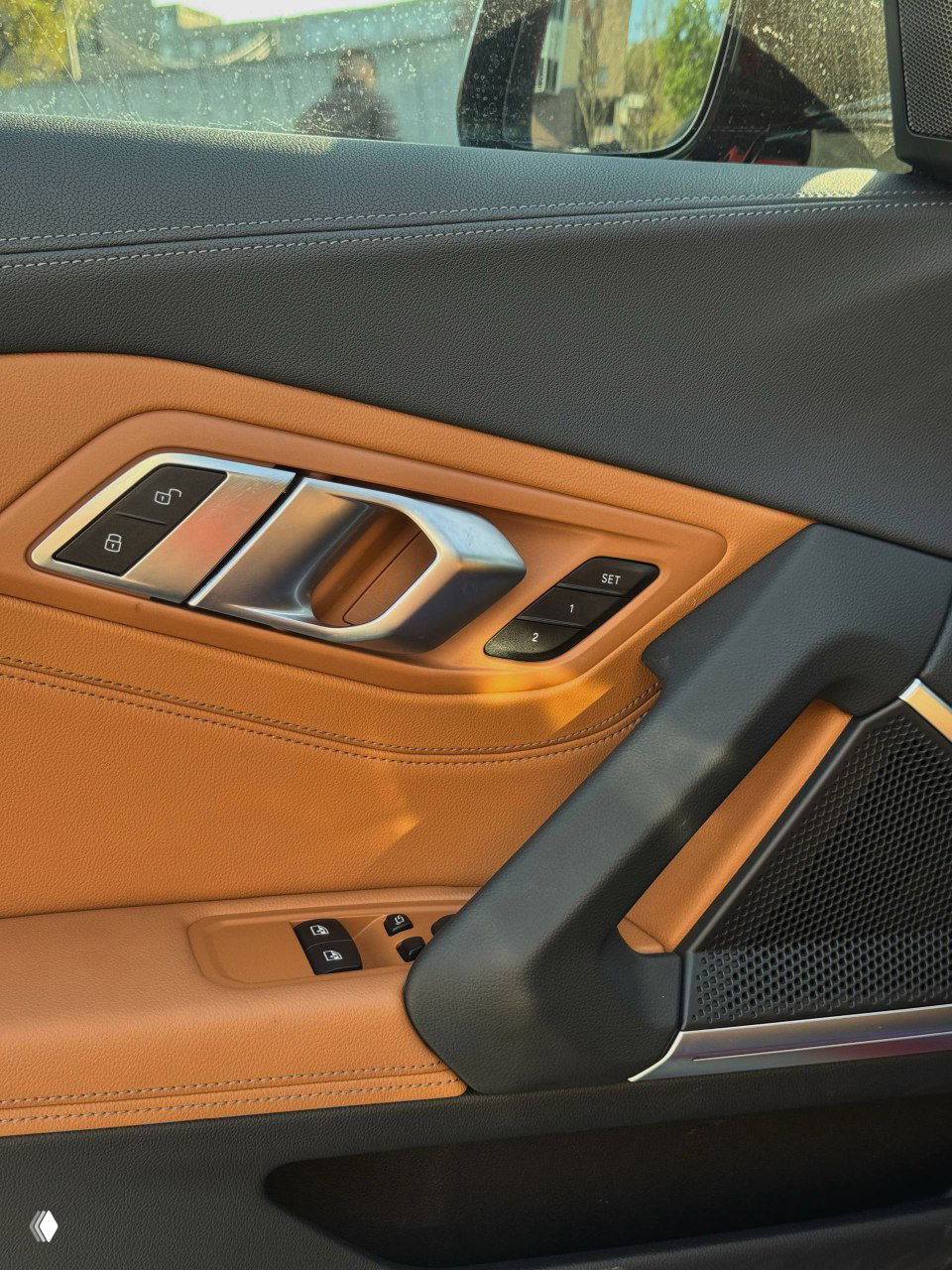 Крышка багажника красного BMW Z4 с эмблемой и шильдиком sDrive 20i — фото задней части кузова и номера производителя.