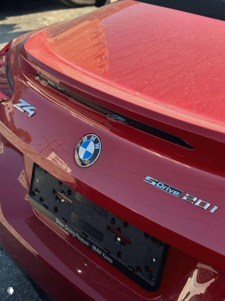 Ещё один ракурс интерьера BMW Z4: панорамный вид на сиденье, рулевую колонку и центральную консоль с видимыми швами и материалами.