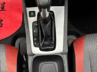 Крупный план селектора вариатора Honda Life 2021 и центральной консоли с маркировкой R N D S, видна текстура отделки и окружение подлокотника.