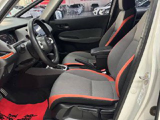 Передние сиденья Honda Life с серо-оранжевой обивкой: вид на водительское и пассажирское места, подлокотник и элементы дверной обшивки.