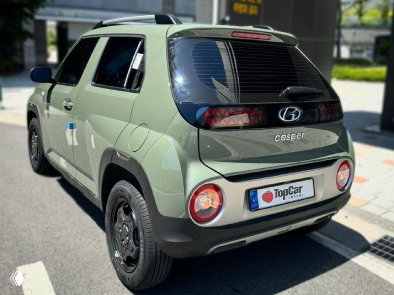Hyundai Casper зелёного оттенка, задний ракурс на стоянке; отчётливый бампер и эмблема Hyundai, ракурс подчёркивает компактный кузов.