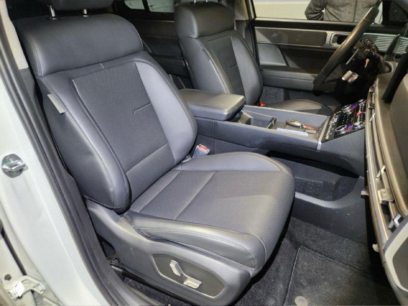 Чёрные кожаные передние сиденья и центральный тоннель Hyundai Santa Fe/Sonata; снимок демонстрирует состояние и отделку салона.