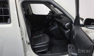 Вид на заднее боковое пространство Hyundai Casper через открытый проём: материалы обшивки, посадочная зона пассажиров и практичная отделка задней секции салона.