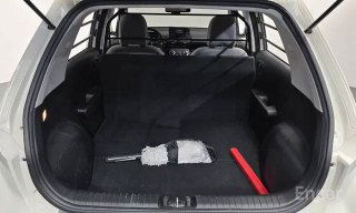 Кадр багажного отделения Hyundai Casper: пустой багажник с ковриком, вид на ручки и фонари в задней части — общий осмотр места хранения и объёма пространства.