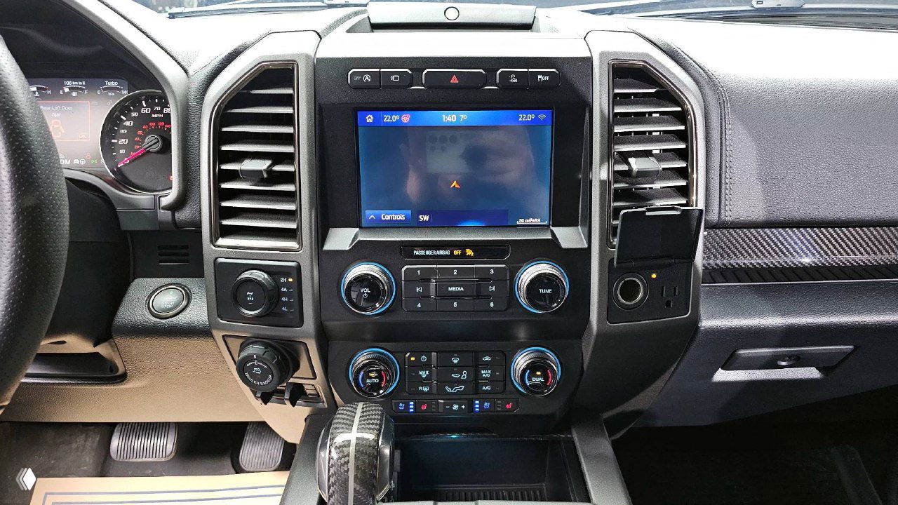 Передняя панель и центральная консоль Ford F-150 Raptor 2020: экран мультимедиа и элементы управления климатом внутри салона