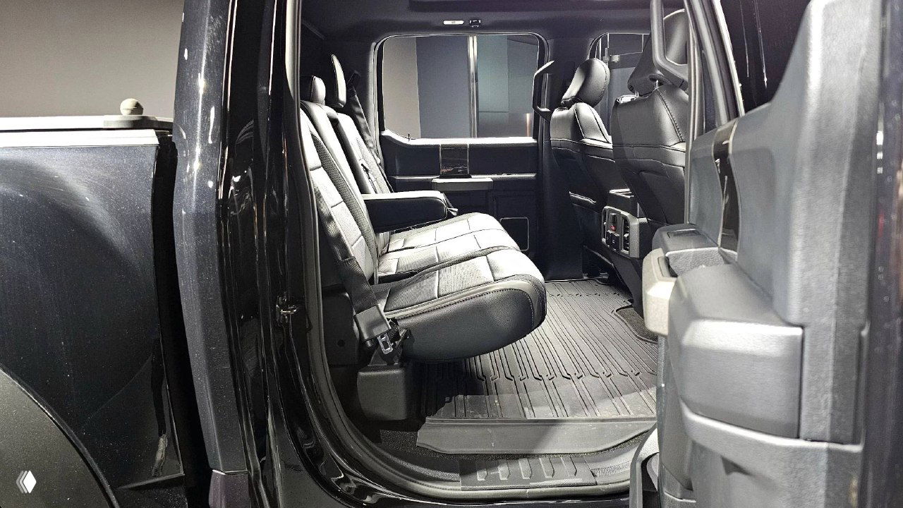 Задний ряд сидений и пространство кабины Ford F-150 Raptor 2020 — снимок поперёк салона с акцентом на сиденья и пол багажного отсека