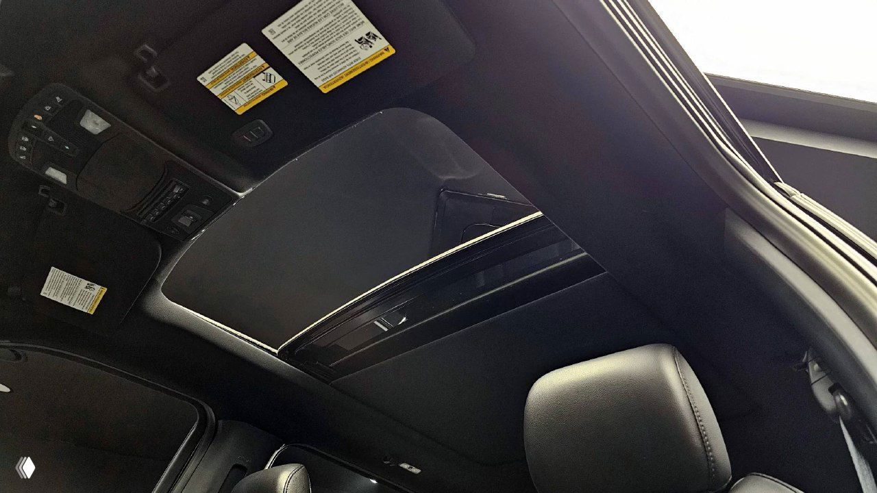 Панорамная крыша и потолок салона Ford F-150 Raptor 2020, вид вверх из передней части салона с элементами освещения и люка