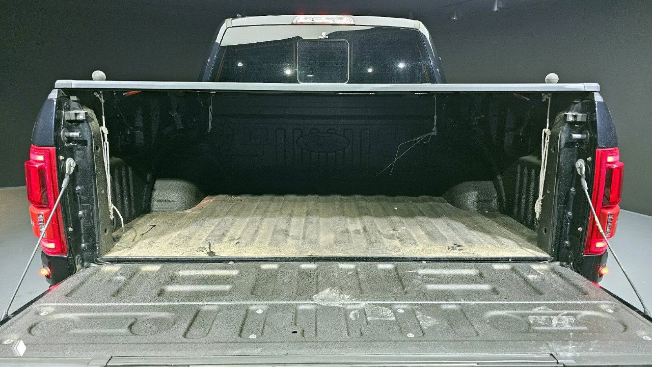 Открытый кузов пикапа Ford F-150 Raptor 2020 с видимым износом и царапинами на поверхности грузовой платформы, крупный план багажного отсека