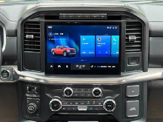 Мультимедийный экран Ford F-150 Raptor крупным планом: интерфейс мультимедиа, отображение меню на центральном дисплее и окружение воздуховодов.