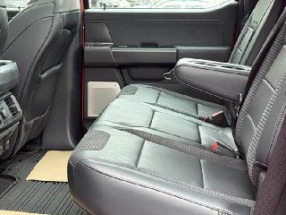 Задний ряд сидений Ford F-150 Raptor: кожаная обивка, просторная посадка и вид на напольные коврики и дверные панели в салоне пикапа.