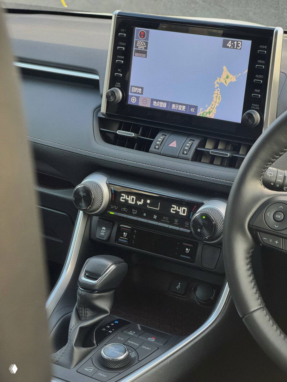 Мультимедийный экран и панель климат-контроля Toyota RAV4 с навигацией, на экране отображается карта Японии; вид на верхнюю часть торпедо и органы управления.