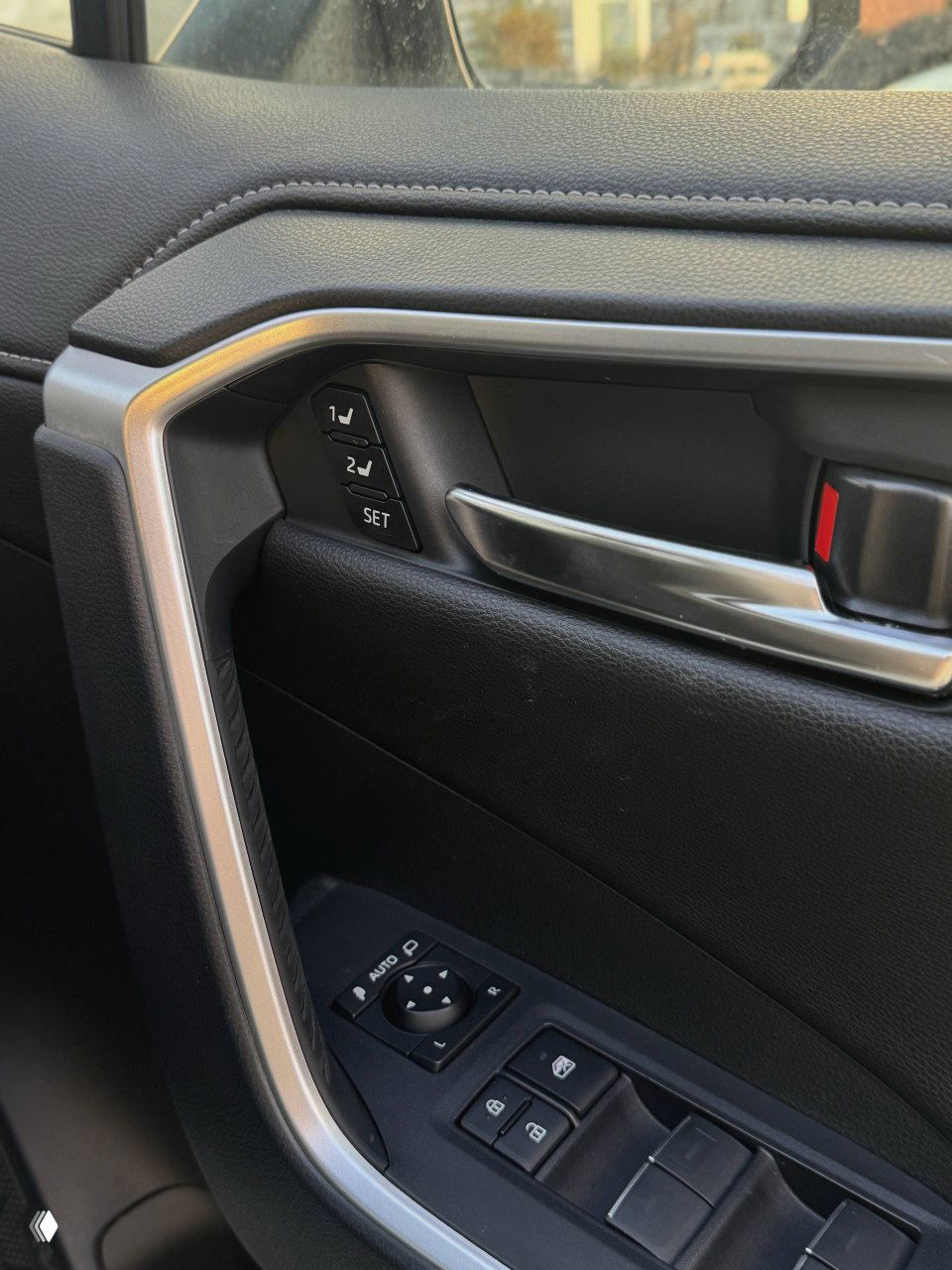 Блок управления на внутренней панели двери водителя: кнопки памяти сидений, электропривод стекол и регулировка зеркал — аккуратная заводская отделка дверной панели.