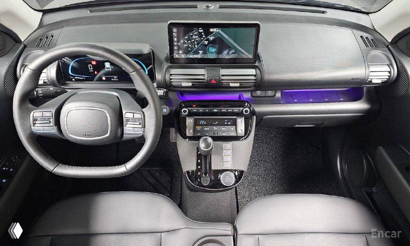 Интерьер Hyundai Casper: вид салона с рулём, центральной консолью и передними креслами — современная приборная панель и материалы отделки.
