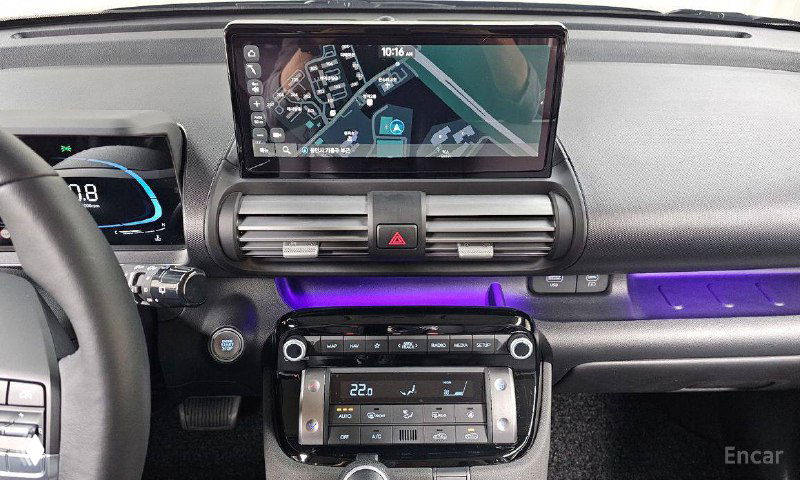 Центральная часть панели приборов Hyundai Casper с подсветкой, климат-контролем и мультимедийными контроллерами — подробный снимок функционала.