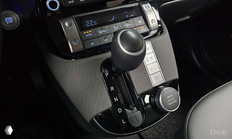 Ближний план селектора передач и блока управления в Hyundai Casper, видна ручка АКПП и элементы управления климатом и режимами движения.