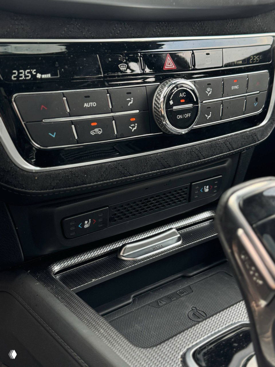 Крупный план блока климат‑контроля и регуляторов в SsangYong NEW Rexton — кнопки, дисплей температуры и отделочные элементы.