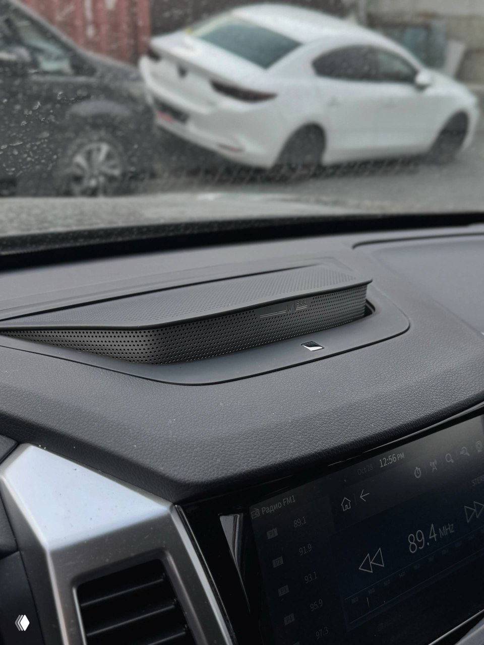 Акустическая решётка на торпеде и панель мультимедиа в SsangYong NEW Rexton — элементы аудиосистемы и обзор торпеды.