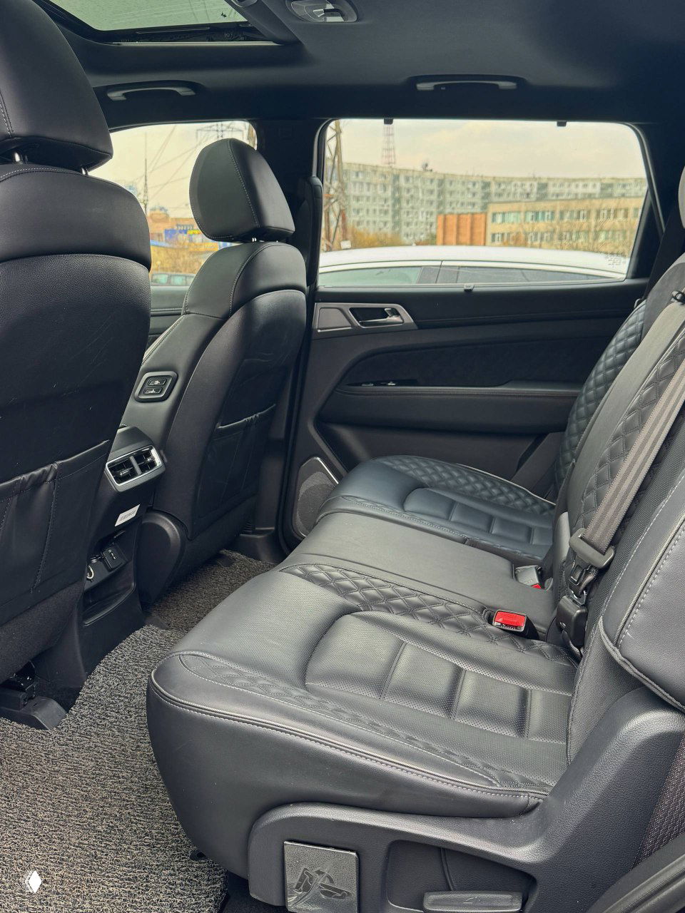 Задний ряд SsangYong NEW Rexton в кожаной отделке: просторные сиденья, подголовники и вентиляционные дефлекторы для пассажиров.