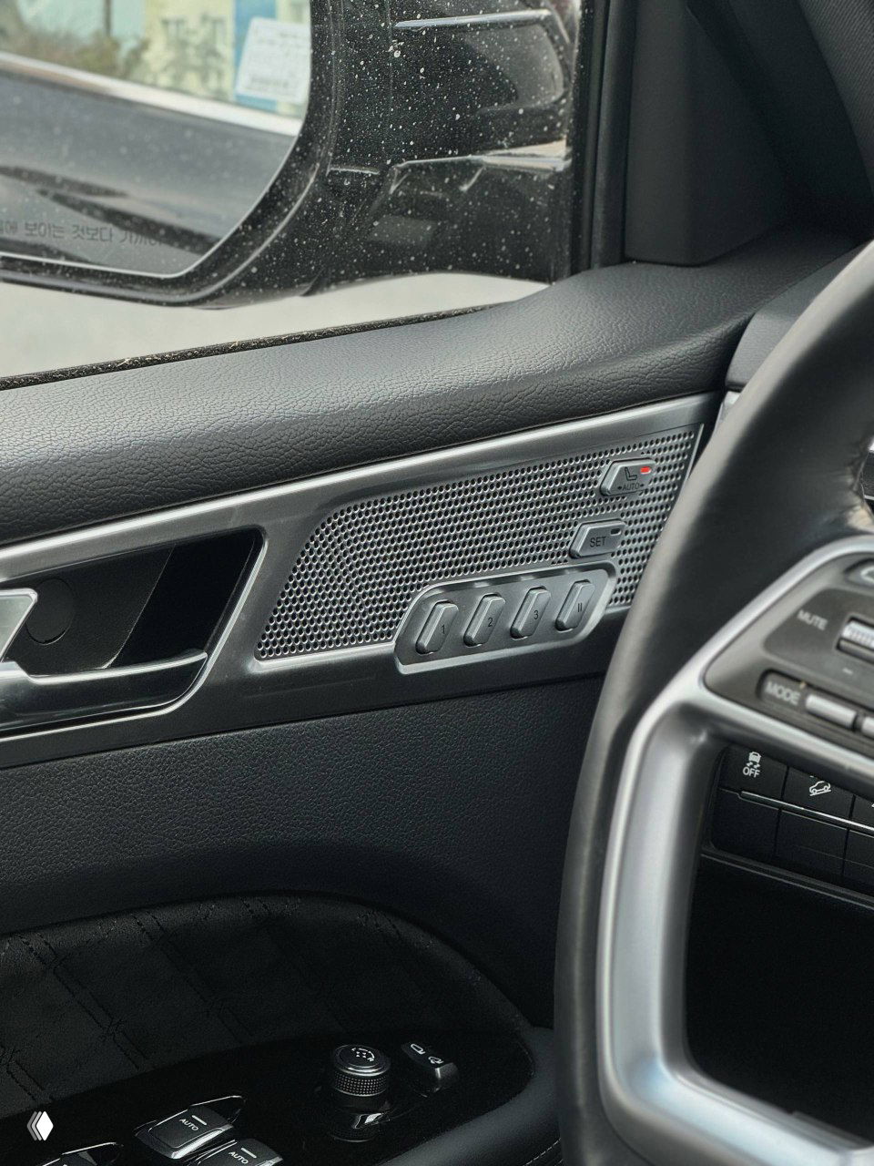 Дверная панель SsangYong NEW Rexton: кнопки памяти сидений, решётка динамика и органы управления стеклоподъёмниками и зеркалами.