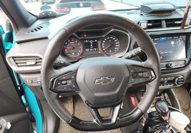 Интерьер Chevrolet Trailblazer: вид на многофункциональный руль, приборную панель и центральную консоль с мультимедиа.