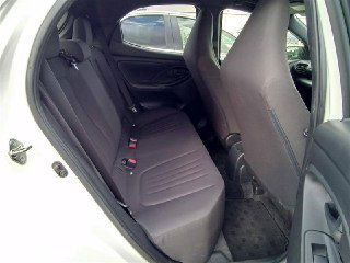 Задние сиденья Toyota Yaris 2021 — вид с открытой двери; демонстрируется обивка, пространство для ног и общее состояние заднего ряда сидений.