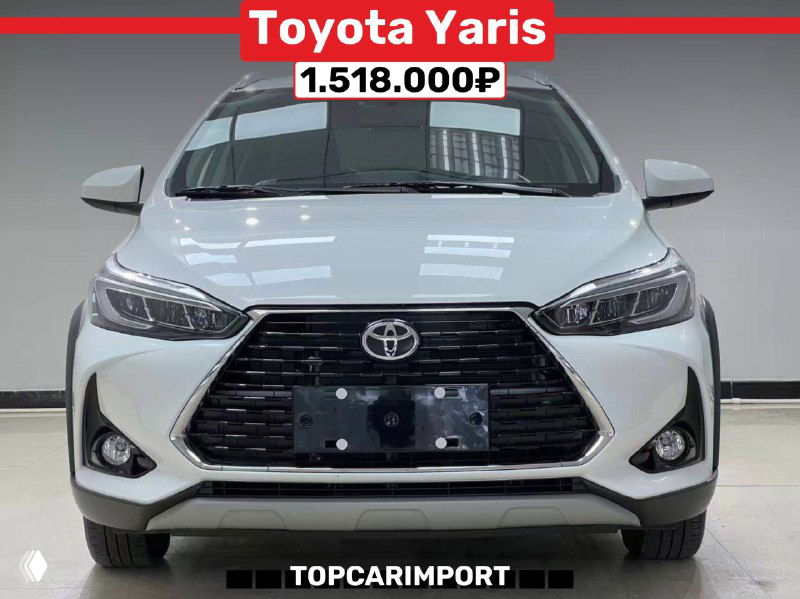 Toyota Yaris 2022 снята спереди в выставочном зале; крупный план решётки, фары и переднего бампера с указанием цены 1.518.000₽ и брендом TOPCARIMPORT.