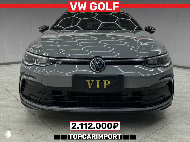 Фронтальный кадр Volkswagen Golf 2022 в сером цвете в шоу-руме; видна эмблема, номер VIP, отражения потолка и указана цена 2.112.000₽.