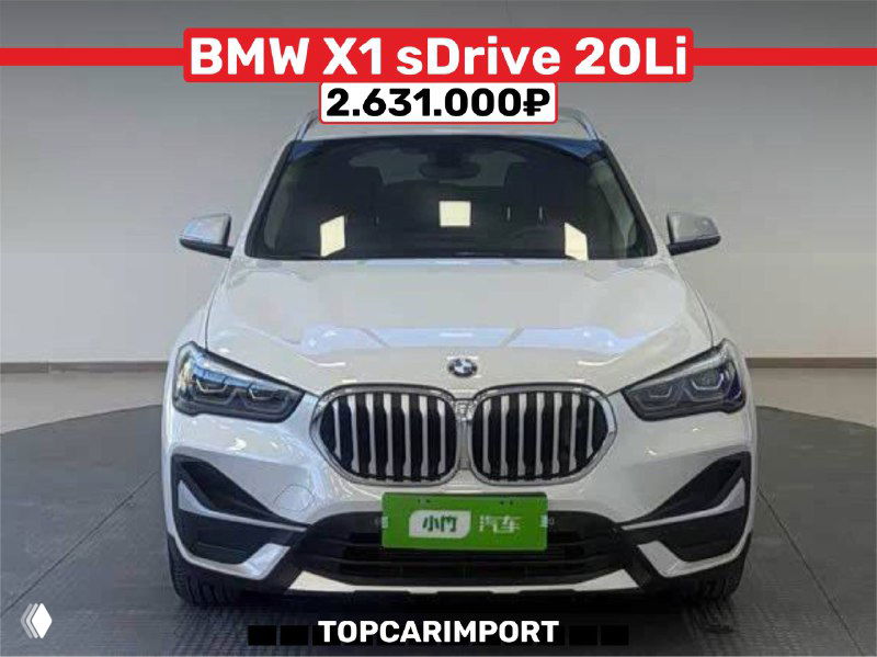 Белый BMW X1 sDrive 20Li 2022 года снят спереди в салоне, указана цена 2.631.000₽ и подпись TopCarImport внизу фото.