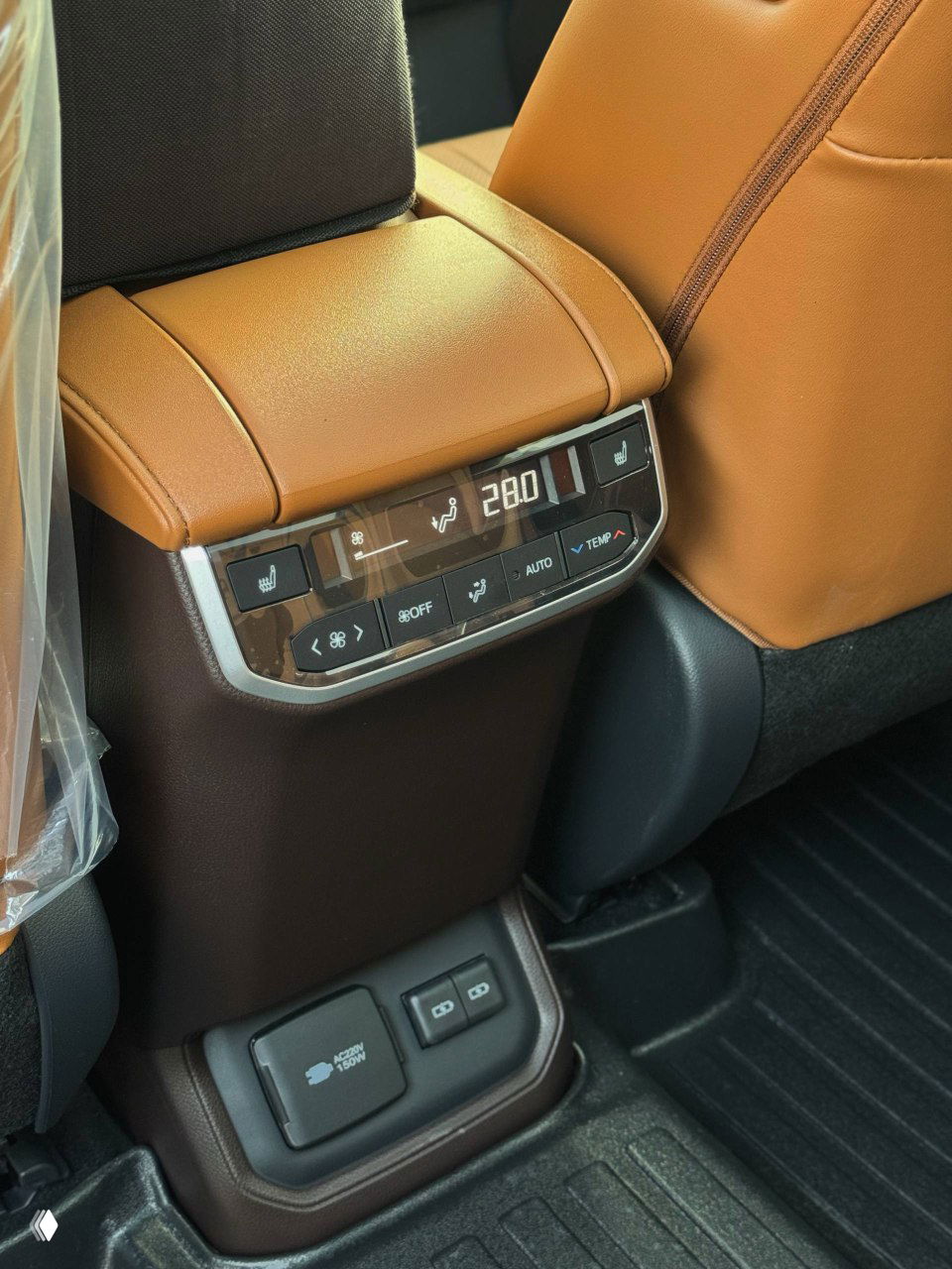 Панель управления климатом для задних пассажиров в Toyota Highlander 2025 с цифровой индикацией температуры и кнопками управления обогревом