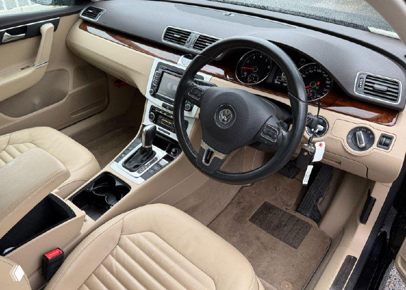 Салон Volkswagen Passat Variant: бежевые сиденья и приборная панель, руль и центральная консоль с чистым салоном и отделкой.