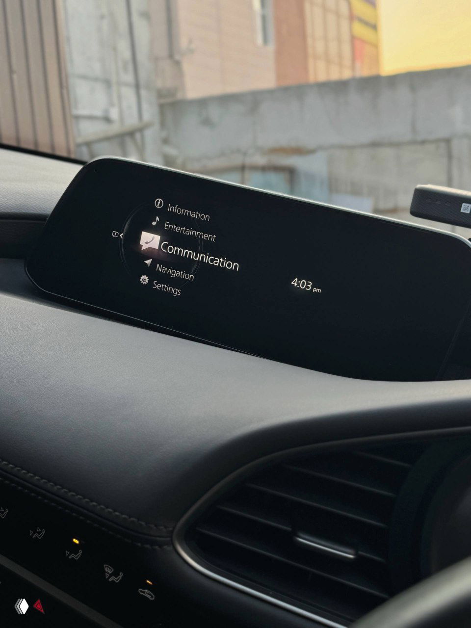 Экран информационно-развлекательной системы Mazda 3 2020 крупным планом, меню Communication и навигация видны на дисплее, демонстрация интерфейса.