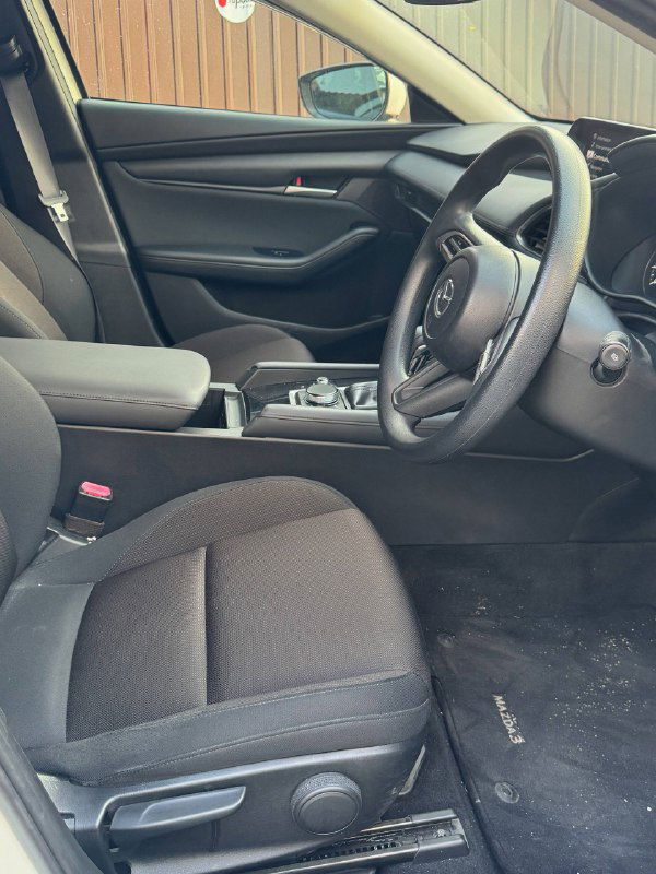 Переднее пассажирское место и центральная консоль Mazda 3 2020: сиденье, подлокотник и пространство между сиденьями, состояние ткани и деталей.