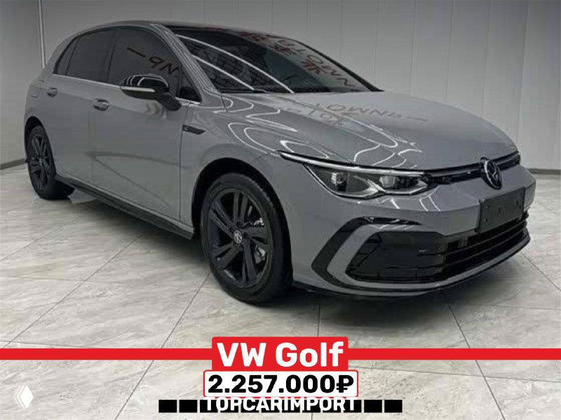 Серый Volkswagen Golf в боковом ракурсе в шоуруме; видны колёса, лак кузова и рекламная полоса с ценой 2 257 000₽ и брендинг TOPCARIMPORT.