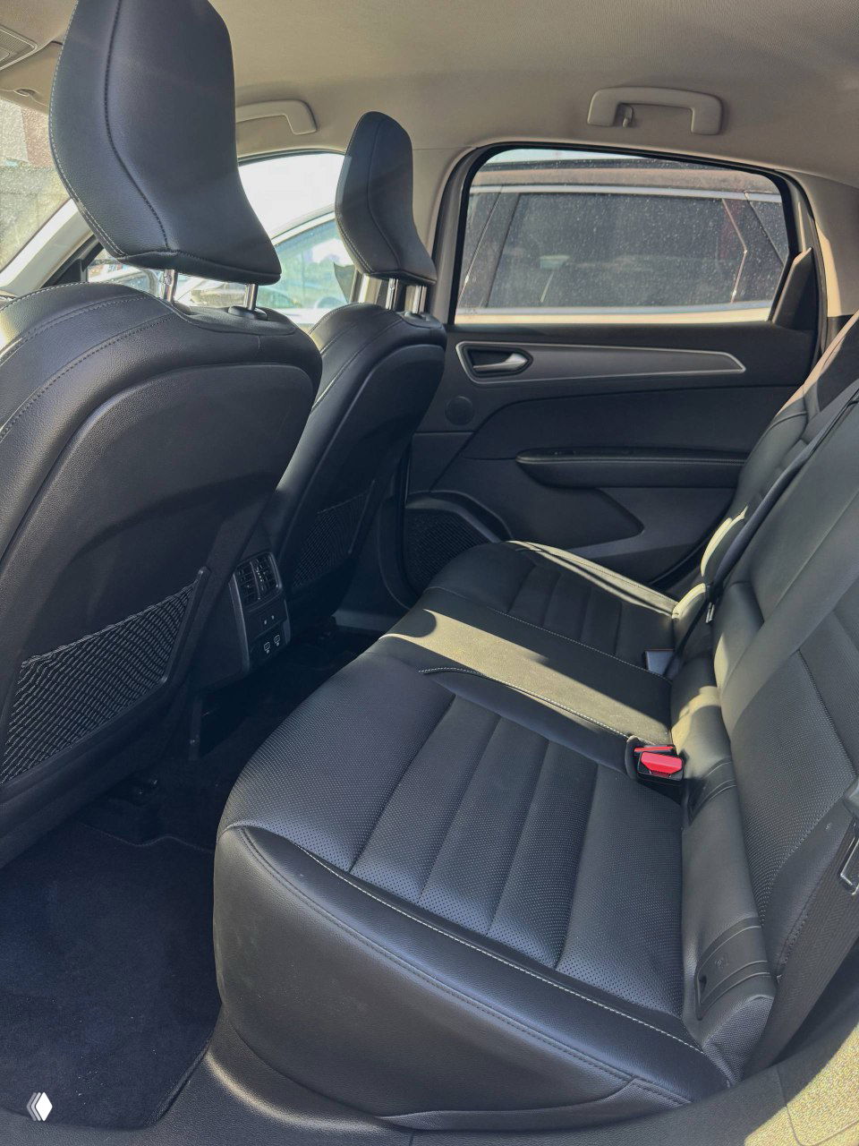 Задний ряд сидений Renault Samsung XM3: кожа или комбинированная обивка, место для ног и общий объём салона — вид со стороны переднего пассажирского кресла.