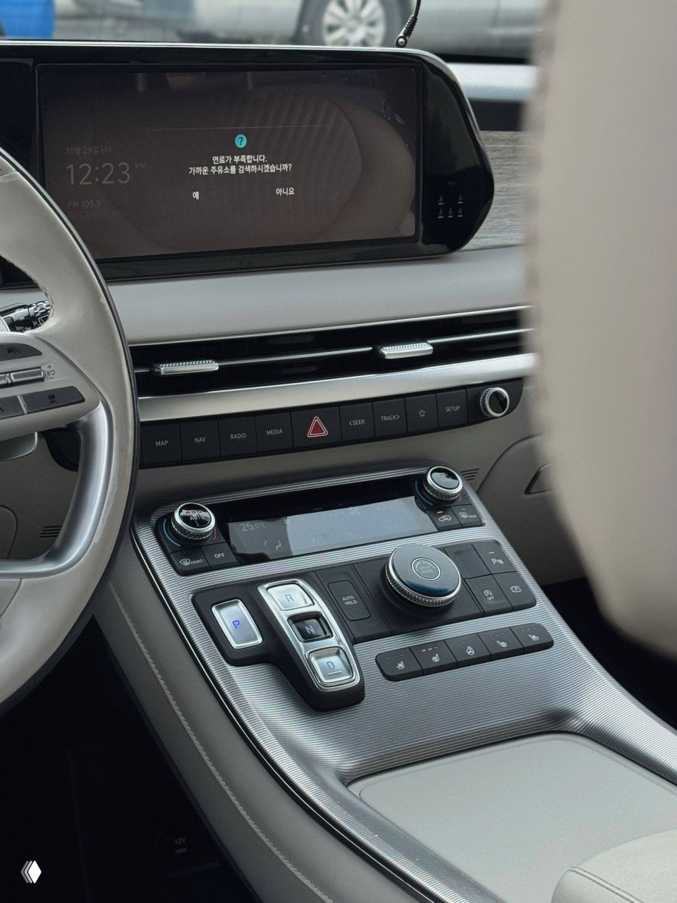 Центральная консоль и большой горизонтальный дисплей Hyundai Palisade, сенсорная панель, кнопки климата и селектор управления мультимедиа в салоне.