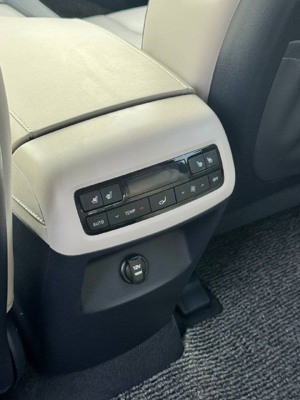 Панель климат-контроля для задних пассажиров и розетка 12V, вид на элементы управления и подогревы в задней части салона Hyundai Palisade.