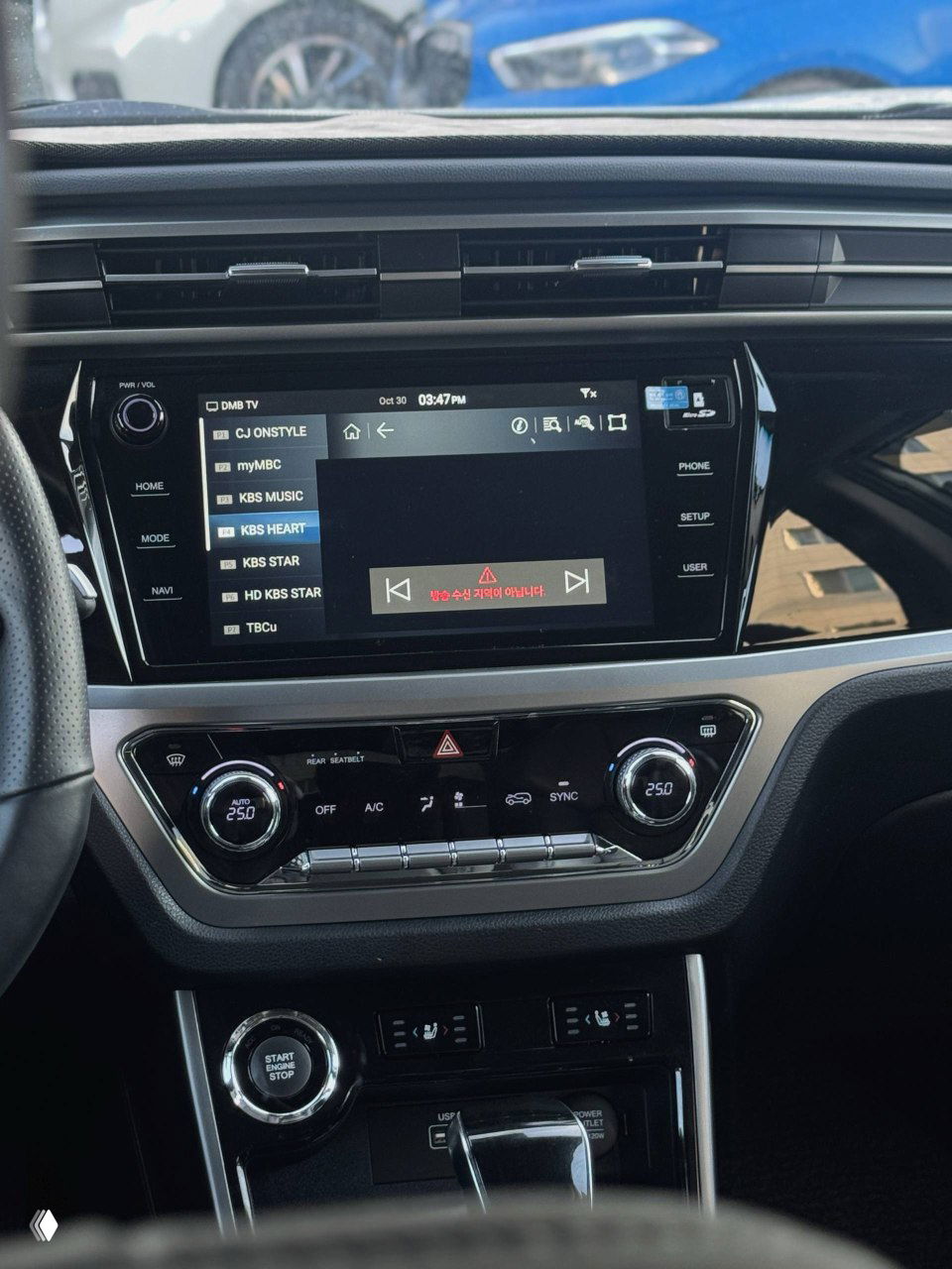 Центральная консоль SsangYong Korando: мультимедийный экран, элементы управления климатом и информационные меню на дисплее.