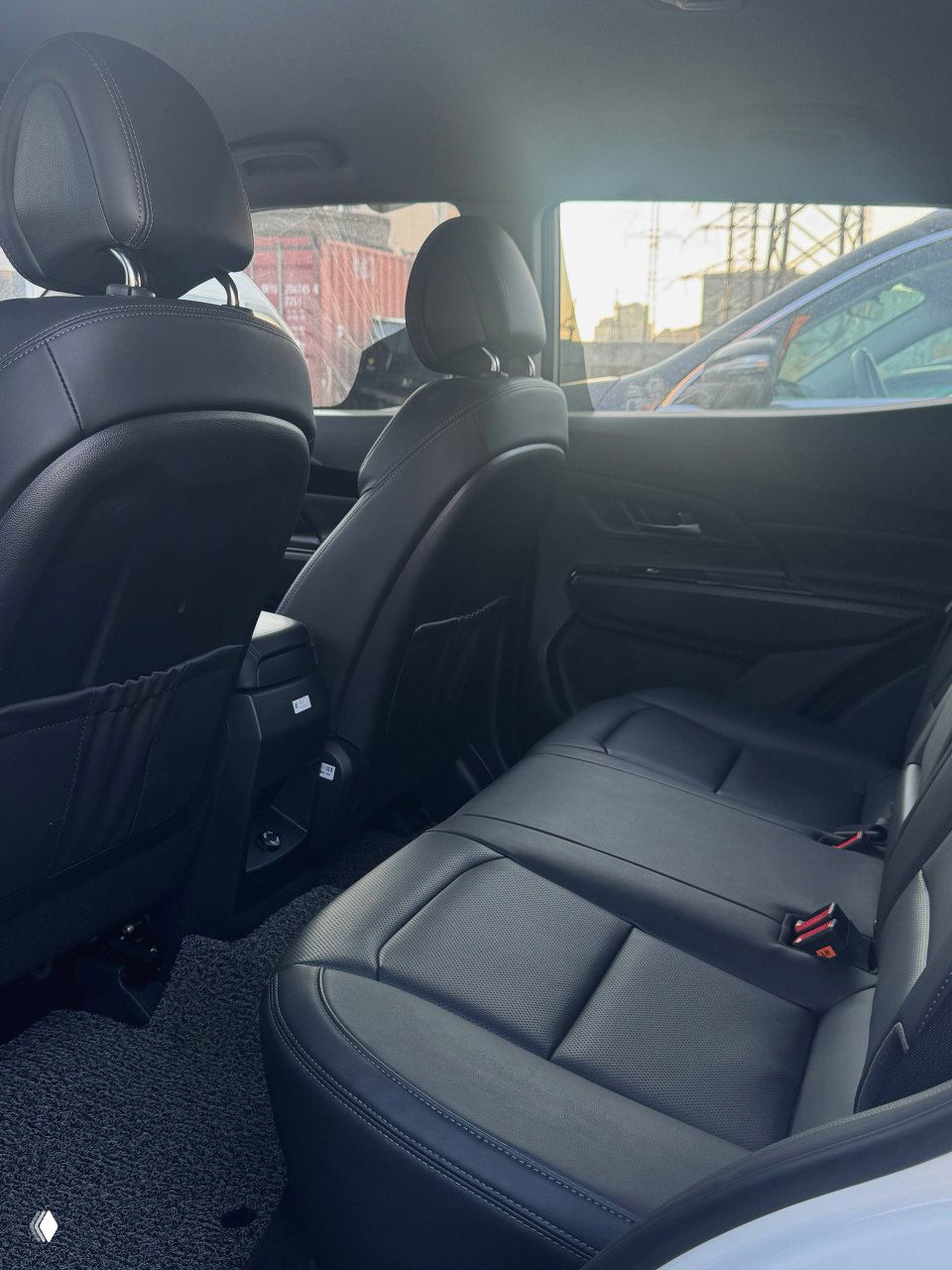 Задний ряд сидений SsangYong Korando: кожаная обшивка, пространство для ног и общая компоновка второго ряда в салоне.