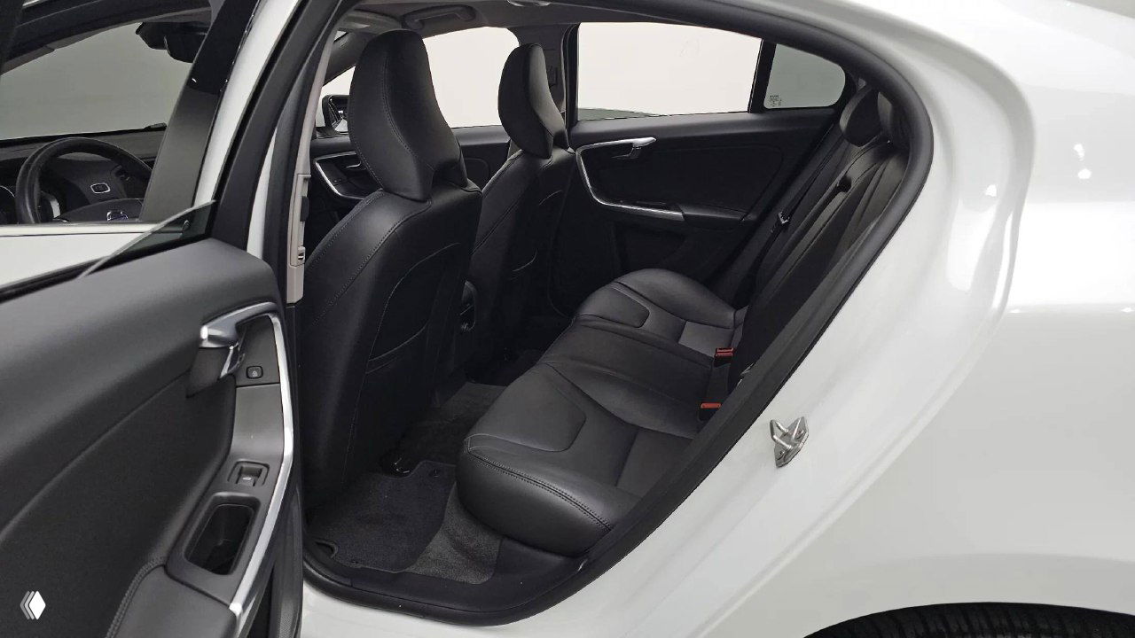 Задние сиденья Volvo S60, фото показывает свободное пространство на пассажирском месте и состояние обивки сидений.