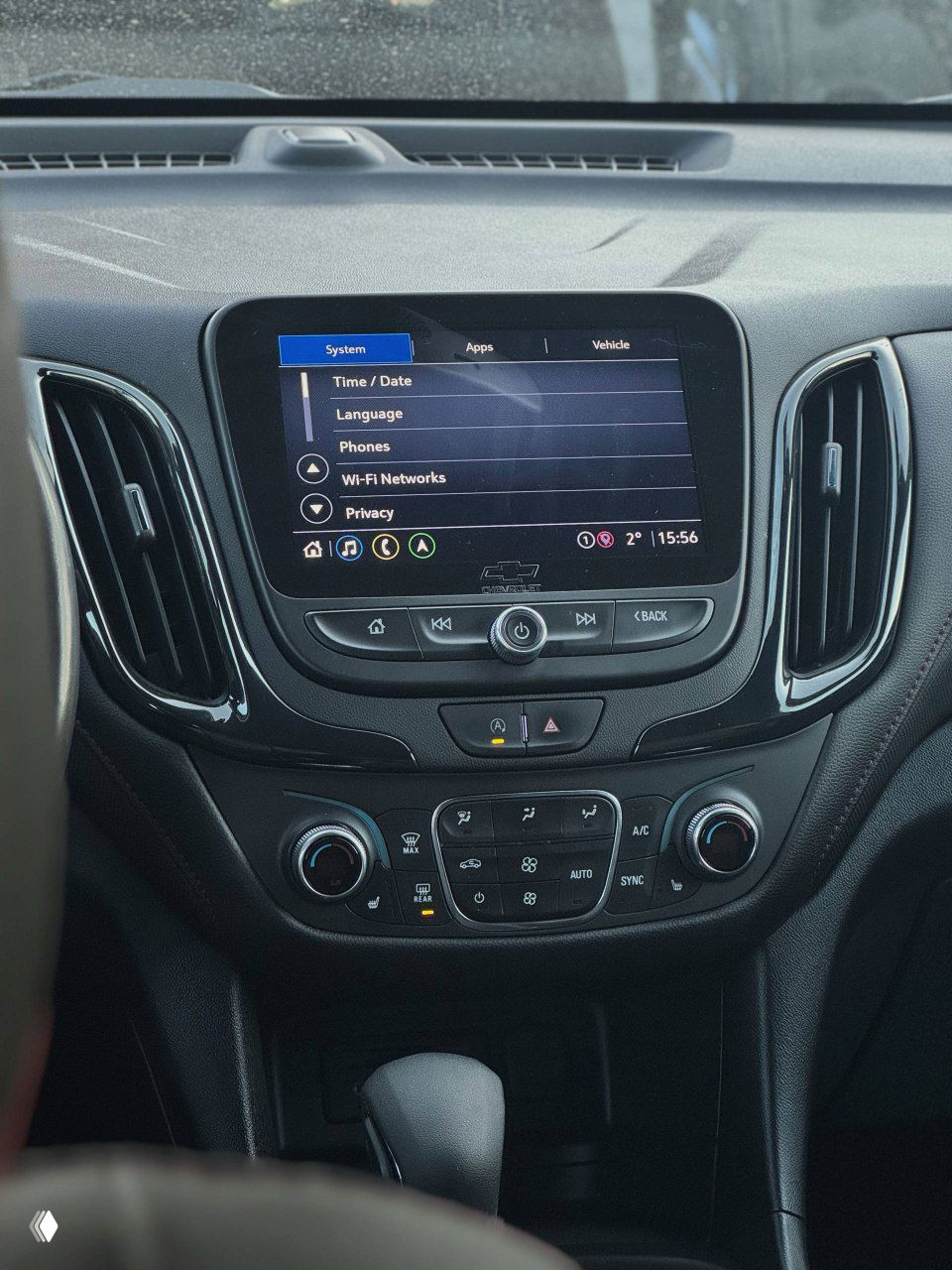 Монитор мультимедийной системы Chevrolet Equinox — экран настроек Time/Date/Language, элементы управления медиасистемой и часть центральной панели, крупный план интерфейса.