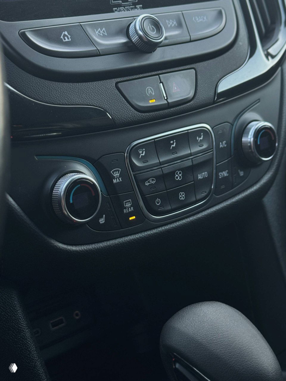 Панель климат-контроля Chevrolet Equinox — кнопки управления кондиционированием, обдувом и подогревом, регуляторы температуры и индикация режима работы, крупный план.